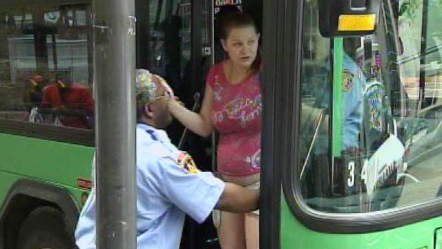 Немецкая телка на роликах сосет член мужчине на автобусной остановке